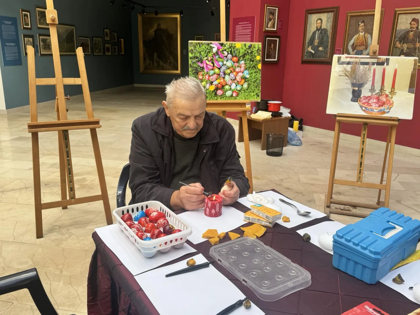Tradicija, ljubav i vještina: Profesor iz Banjaluke pravi mala remek-djela od vaskršnjih jaja