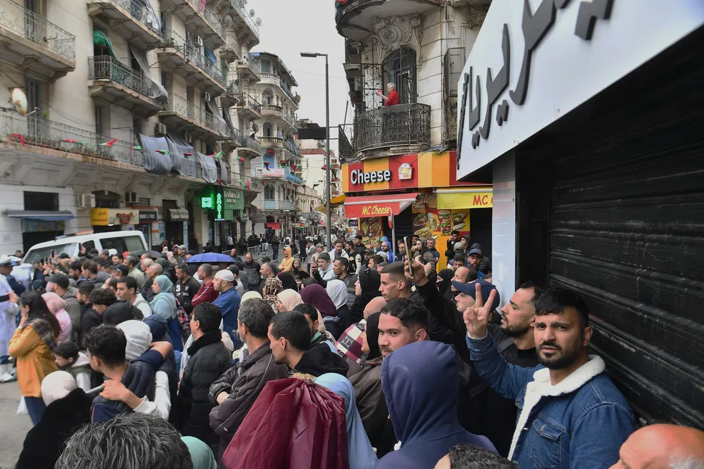 Alžir potresla dva samoubilačka napada za vrijeme posjete pape Lava XIV, javljaju izvori