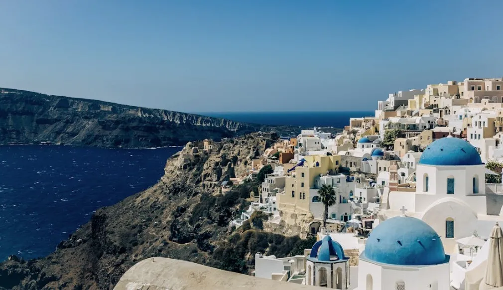 Emily u Parosu? Lokacije snimanja šeste sezone u Grčkoj koje bi Netflixova serija mogla odabrati