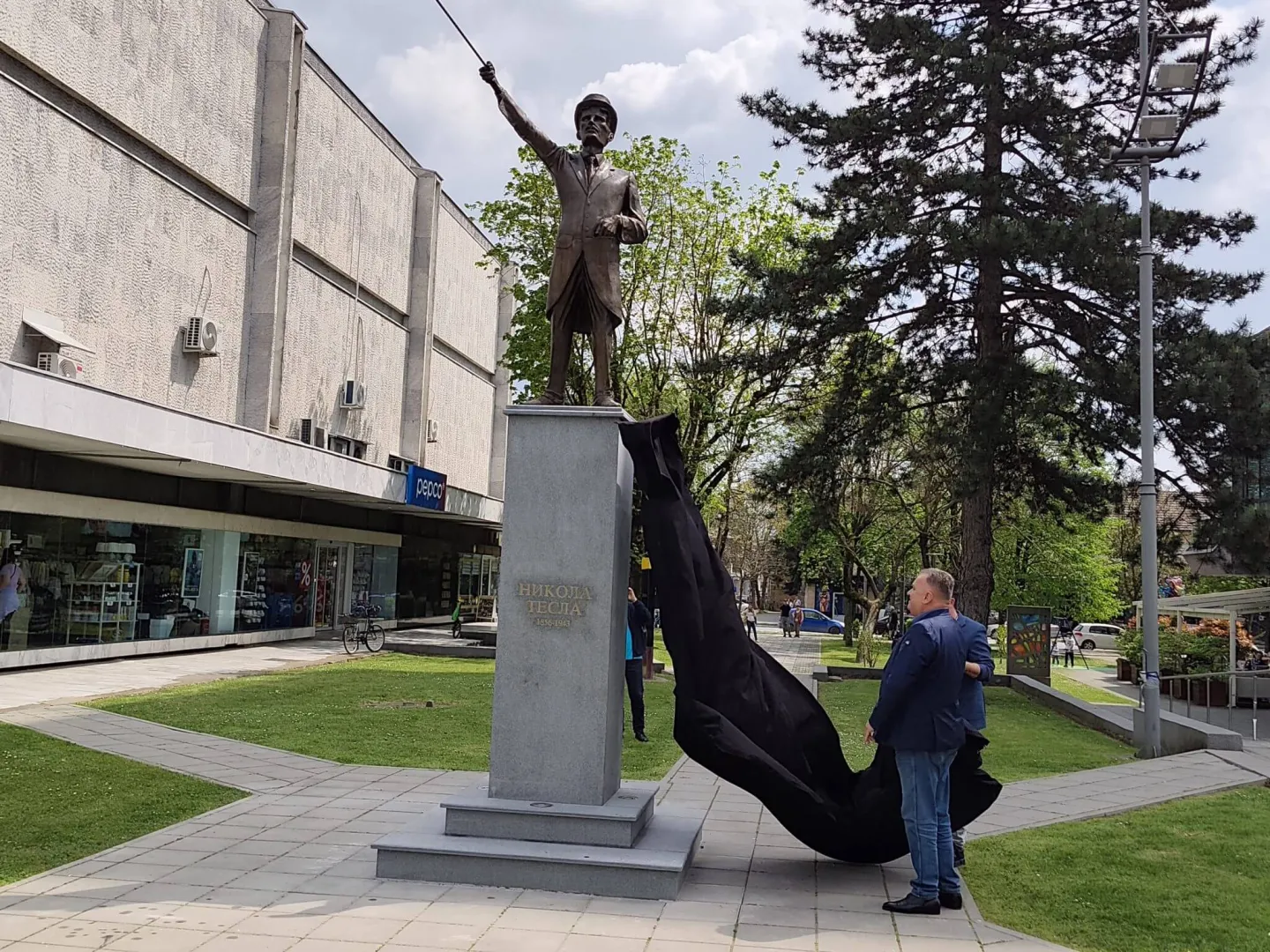 U Gradišci otkrivena statua Nikole Tesle