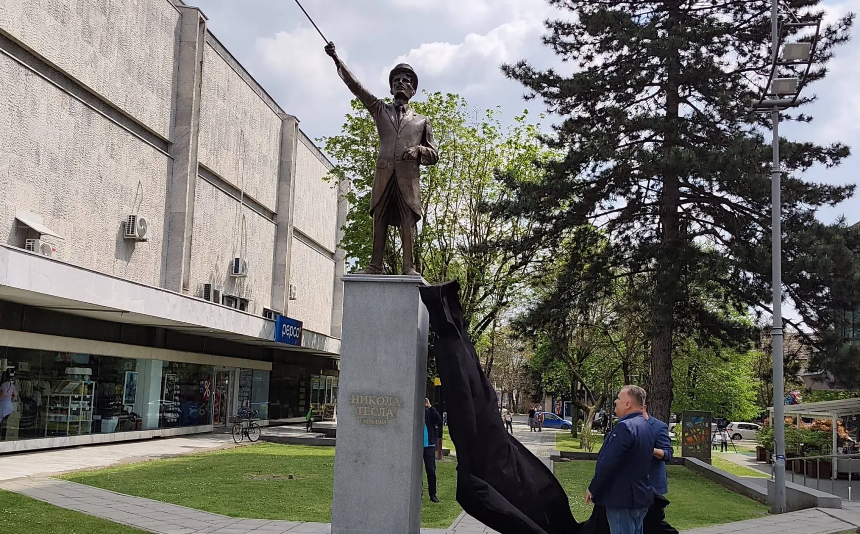 U Gradišci otkrivena statua Nikole Tesle