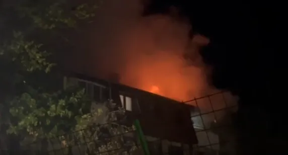 Vatra "guta" stan u sarajevskom naselju Dobrinja, vatrogasci na terenu