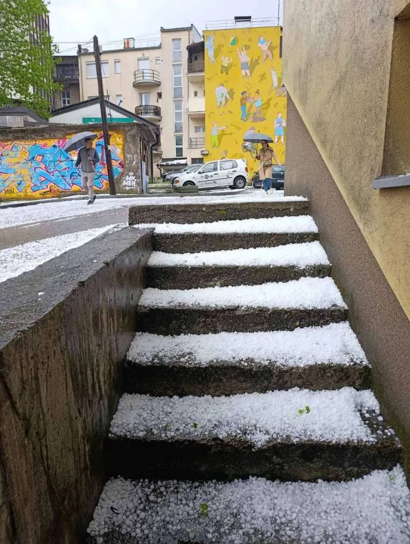 Snažan grad zabijelio Bihać, ulice prekrivene ledom