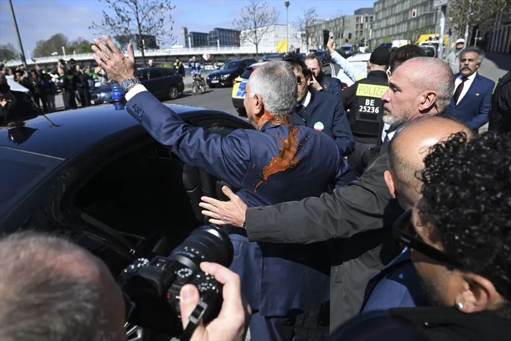 Crvena tečnost bačena na iranskog opozicionog političara Rezu Pahlavija tokom posjete Njemačkoj