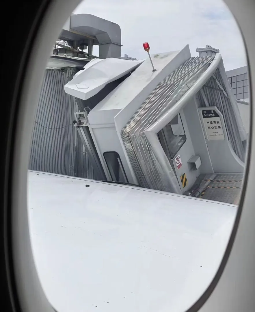 Avion China Eastern Airlinesa udario u putnički most na aerodromu u Šangaju
