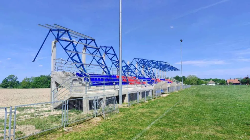 Srušio se dio nadstrešnice na stadionu kod Brčkog, mještani zabrinuti