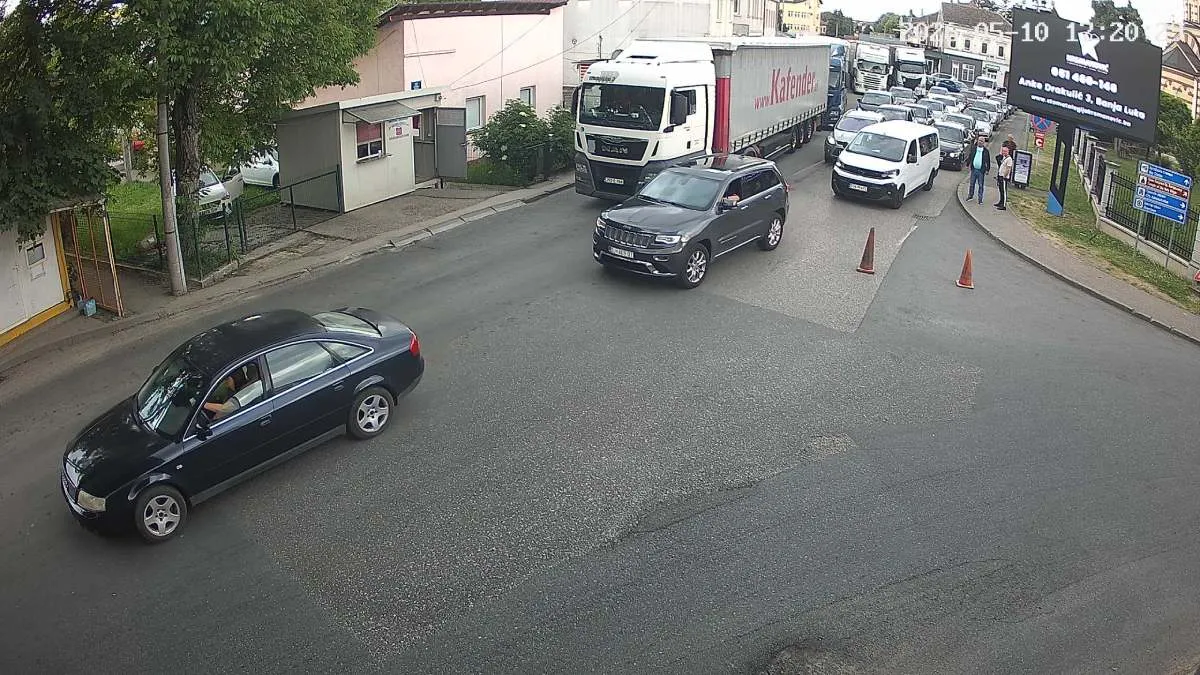 Kolone vozila čeka na prelazak granice sa Hrvatskom
