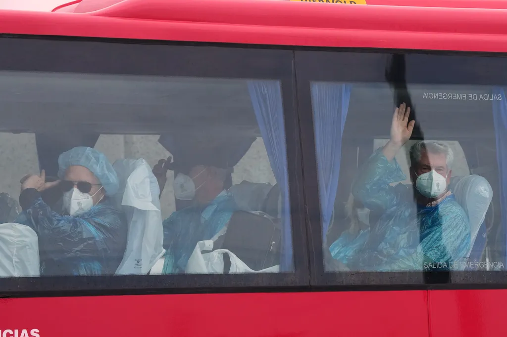 Prvi putnici evakuisani sa kruzera Hondius stigli kući