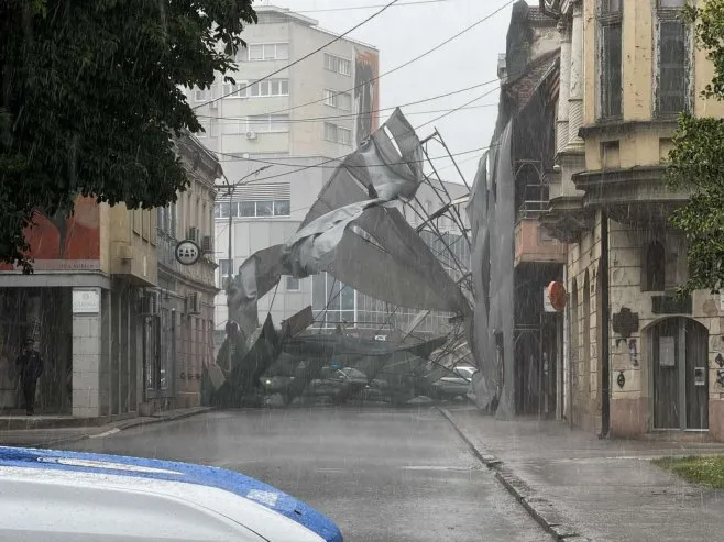 Nevrijeme širom regiona, vjetar rušio stabla, u Prijedoru pala zaštita sa zgrade