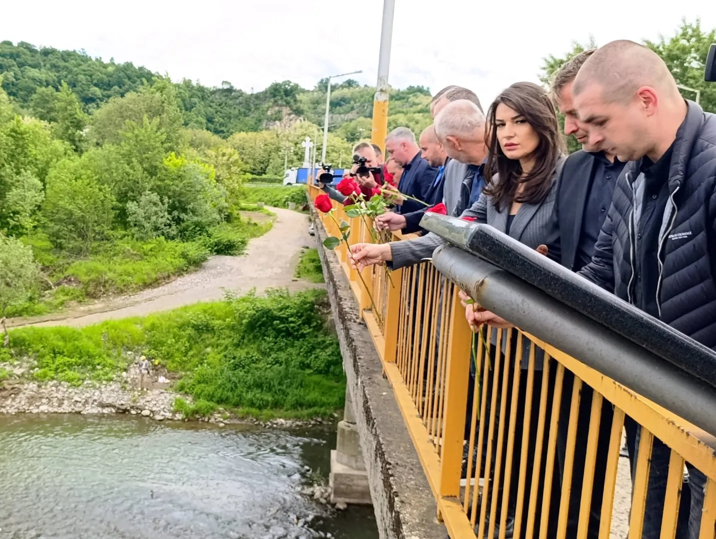 U rijeku Bosnu spušteno 11 ruža za stradale u poplavi 2014. u Doboju