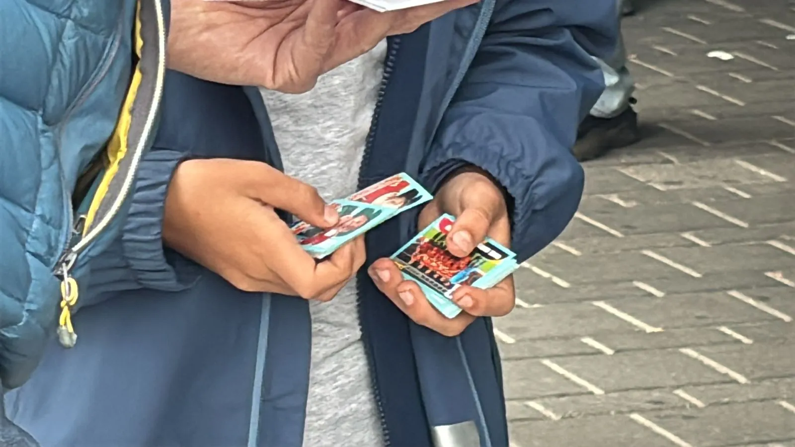 Panini groznica u Sarajevu: Stotine ljudi svih generacija okupilo se na razmjeni sličica za SP