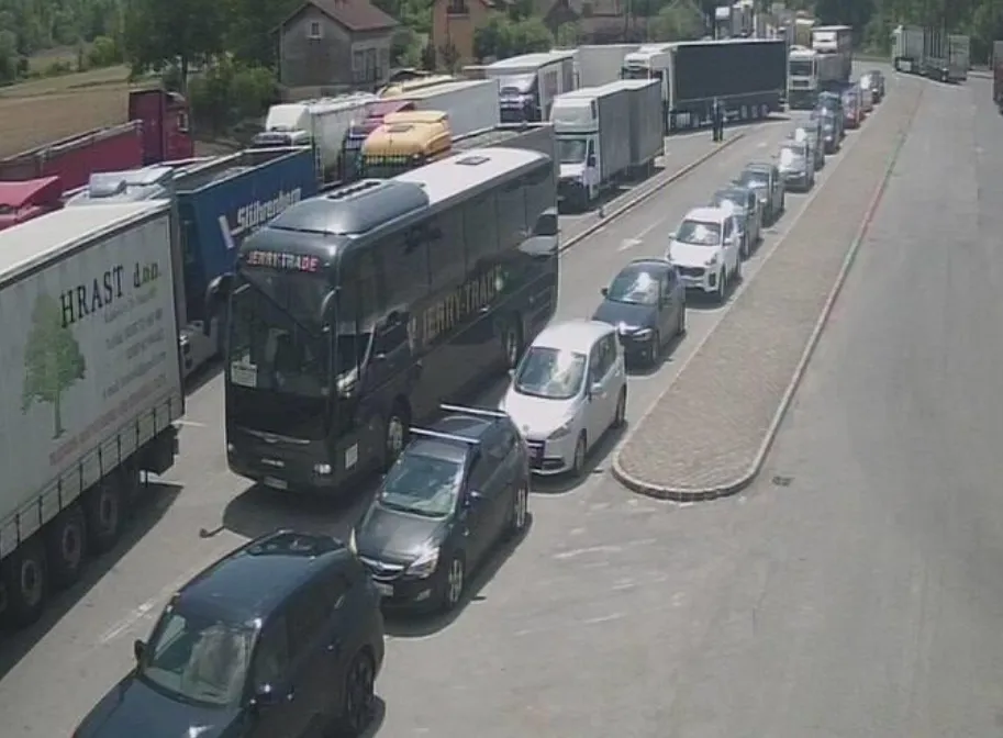 Zbog urušavanja dijela mosta u Gradišci, duge kolone na prelazima Gradina i Kozarska Dubica