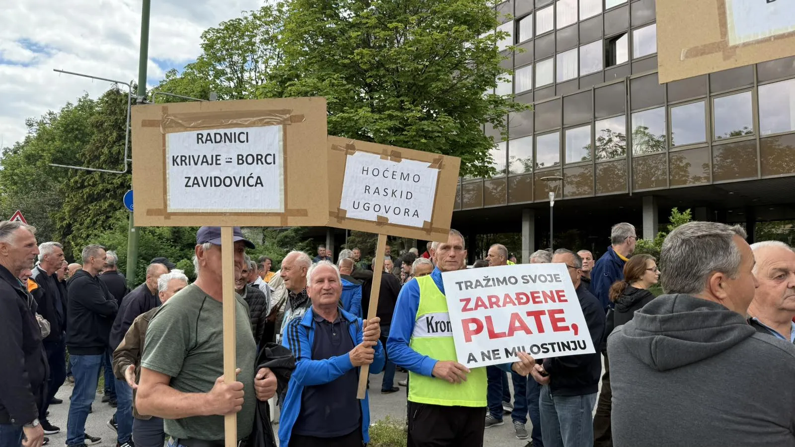 Radnici "Krivaje" pred Vladom FBiH, traže zaostale plate: "Nećemo otići bez odgovora"