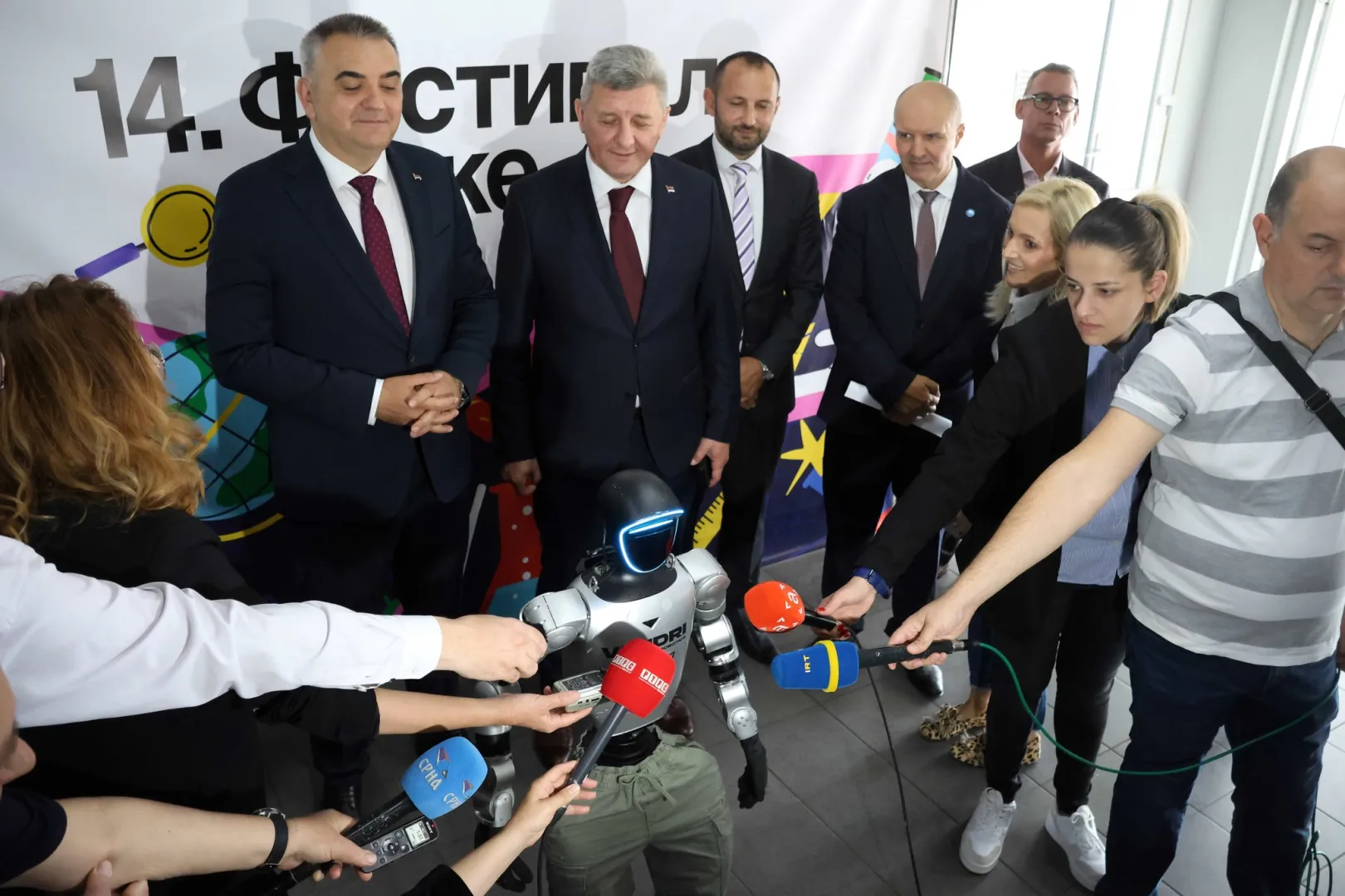 Premijera Minića dočekao robot: Počeo Festival nauke u Banjaluci