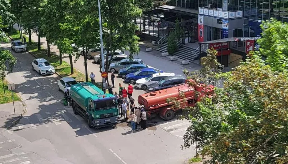 Opština Novo Sarajevo obezbijedila cisterne s vodom, građani sa kanisterima i flašama došli po zalihe