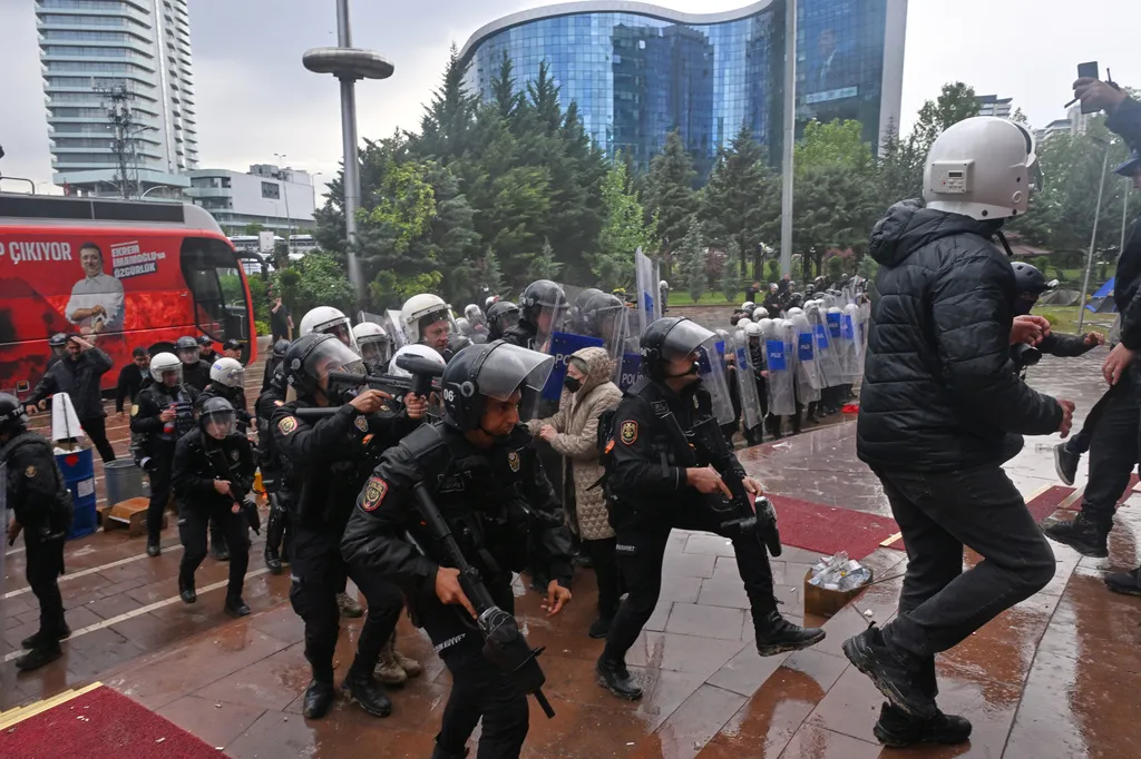 Turska policija upala u sjedište opozicionog CHP, Ozel za sve krivi vlast