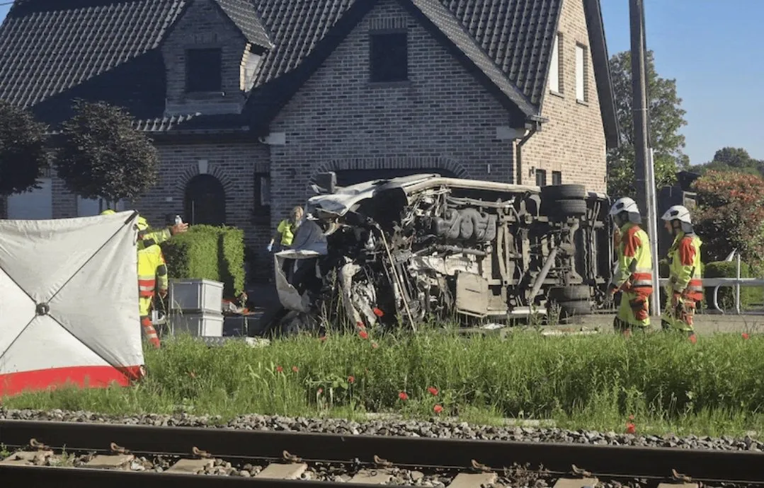 Tragedija u Belgiji: Voz naletio na školski autobus, ima poginulih