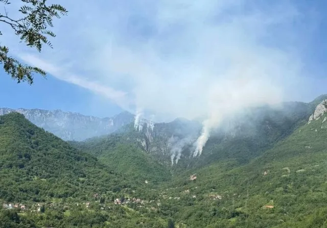 Požar kod Jablanice bukti već drugi dan, vatru gasi i helikopter OS BiH