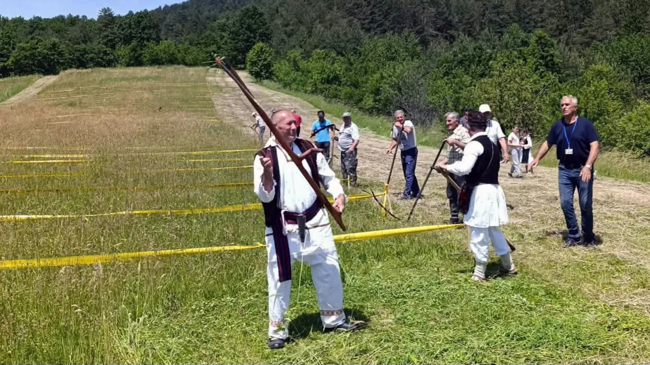 Kosci odmjerili snage: Održana prva "Ozrenska kosidba", Milan iz Kakmuža najvještiji