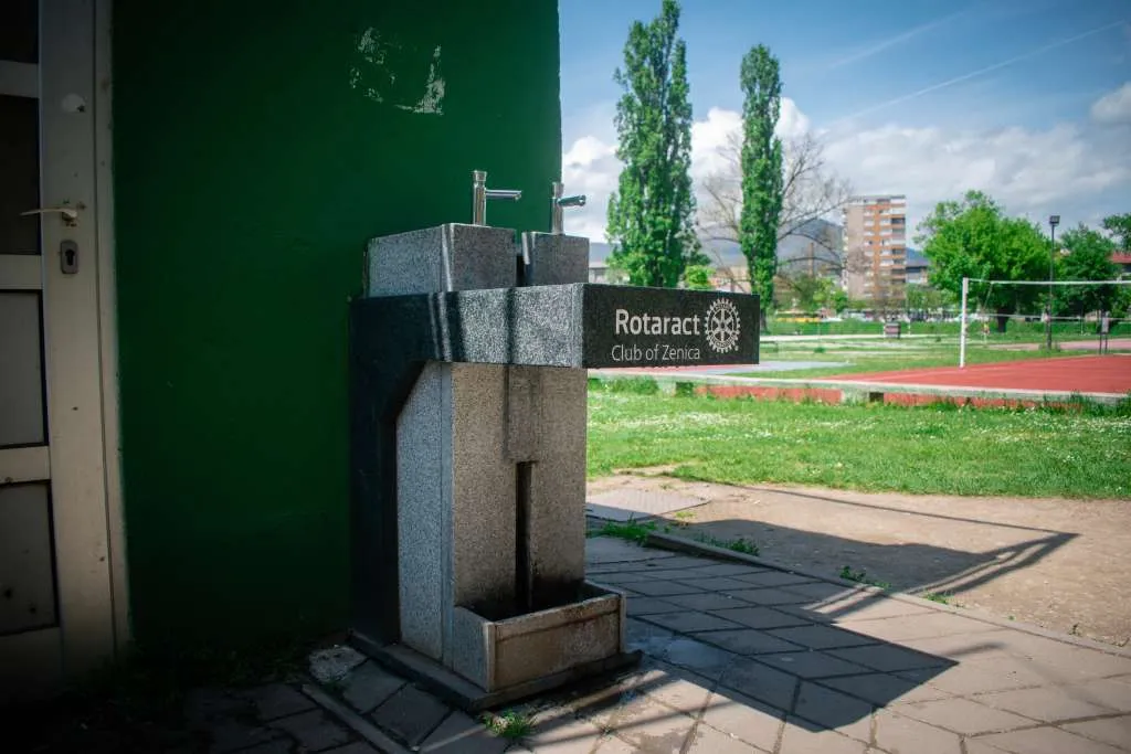 Zenica dobila prvu javnu česmu prilagođenu osobama u invalidskim kolicima