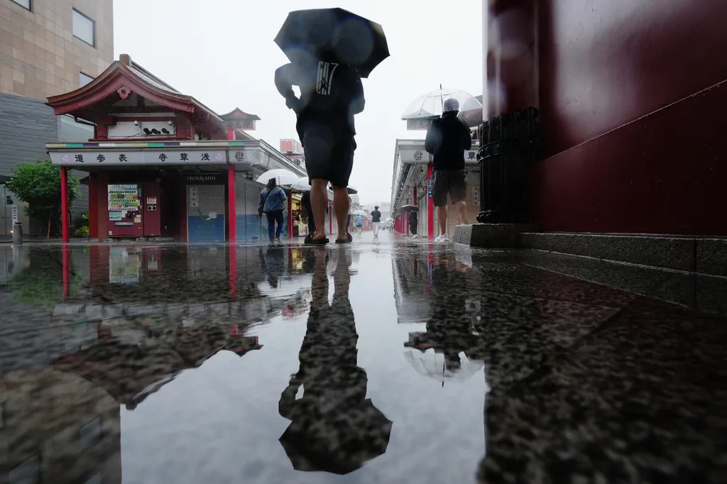 Jaka tropska oluja Jangmi pogodila Japan, hiljade ljudi bez struje