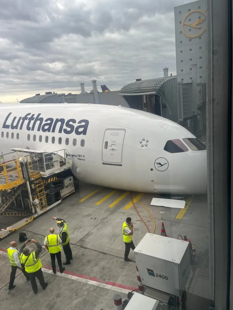 Drama na aerodromu u Frankfurtu: Dreamliner Lufthanse pao na nos, povrijeđeni zaposlenici