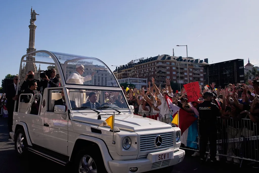 Više od milion ljudi na ulicama Madrida dočekalo papu 