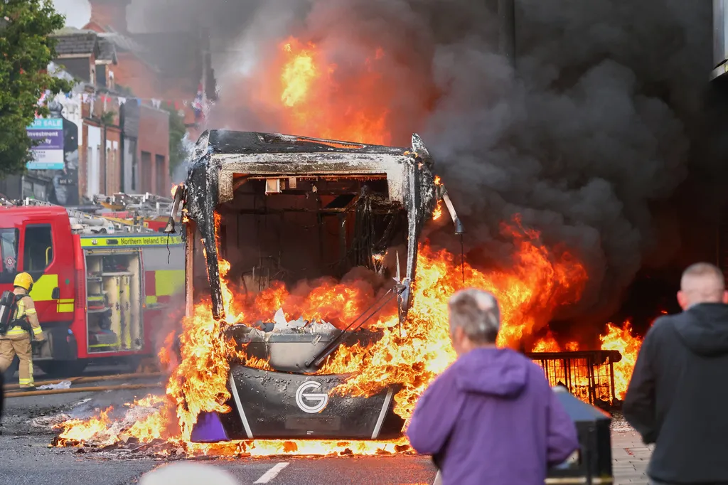 Neredi u Belfastu nakon napada nožem: Zapaljeni kontejneri i autobus, blokiran saobraćaj
