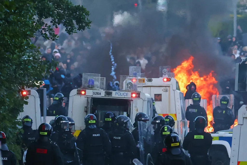 Nastavljeni neredi u Belfastu, policija protiv demonstranata upotrijebila vodene topove