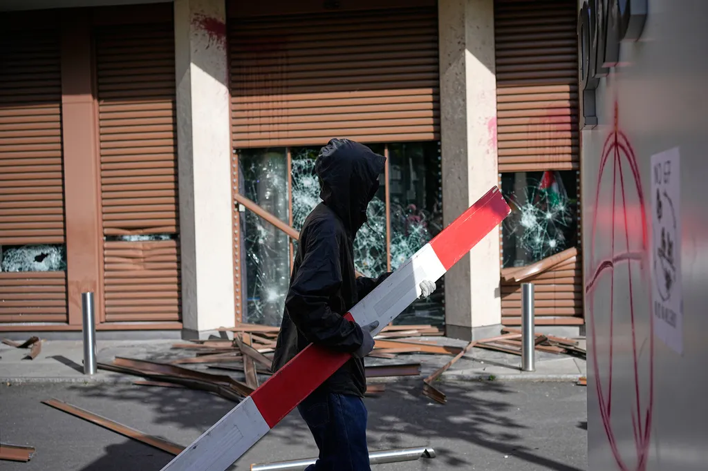 Demonstranti u Ženevi zapalili su Teslu i razbili prozore UN-a uoči summita G7