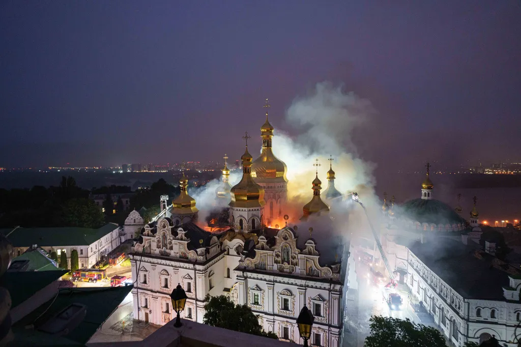Najmanje četiri osobe poginule u napadu na Kijev, požar u Kijevo-pečerskoj lavri