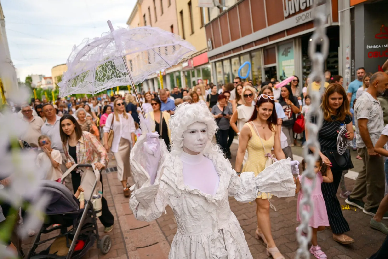 Duh mediterana u Banjaluci: Festival uličnih zabavljača “Trotoart” okupio 500 umjetnika