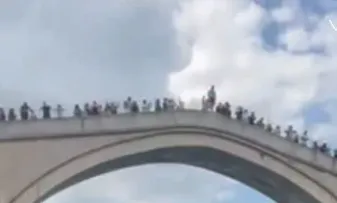 Nakon skoka sa Starog mosta nestao pod vodom, pojavio se snimak