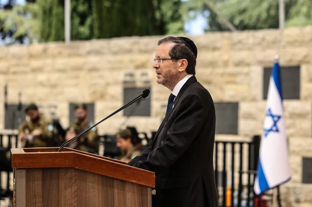 Herzog: Neko mora da obavi posao protiv Hezbolaha, strahovanja Izraela legitimna