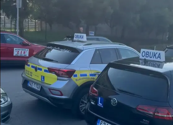 Protestna vožnja auto-škola u Tuzli: Traži se hitno preispitivanje novog softvera za obuku
