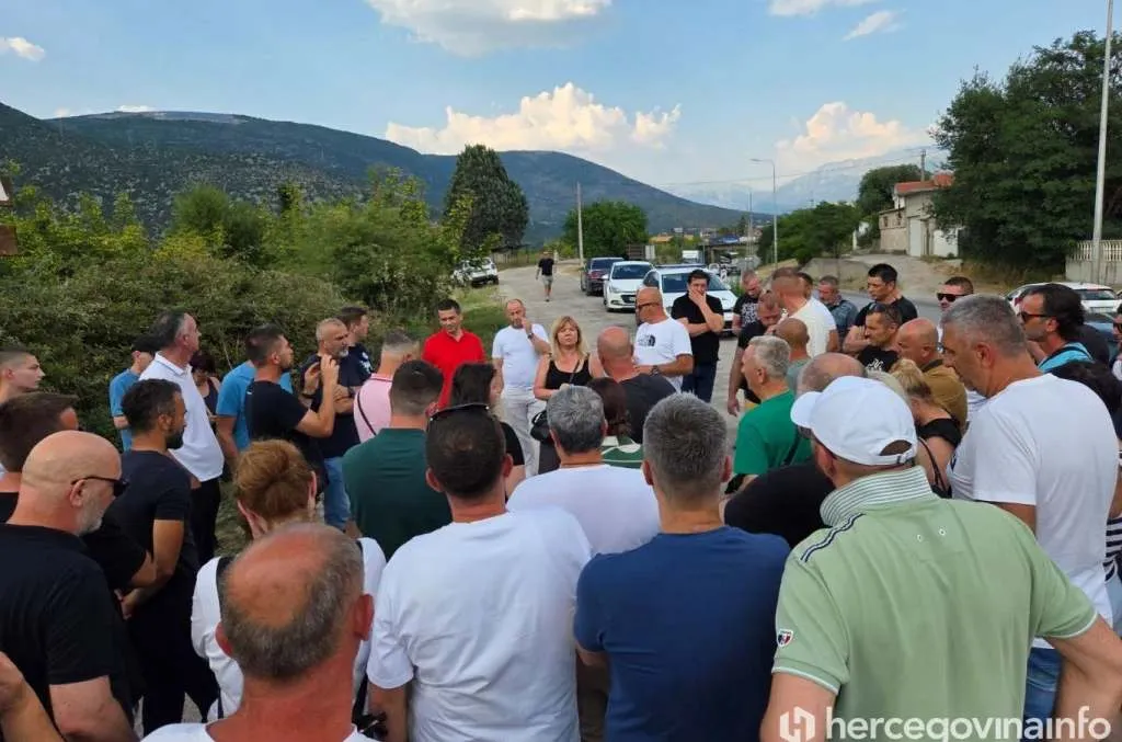 Okupljanje mještana mostarskog naselja Zalik, protive se najavi pretovara otpada