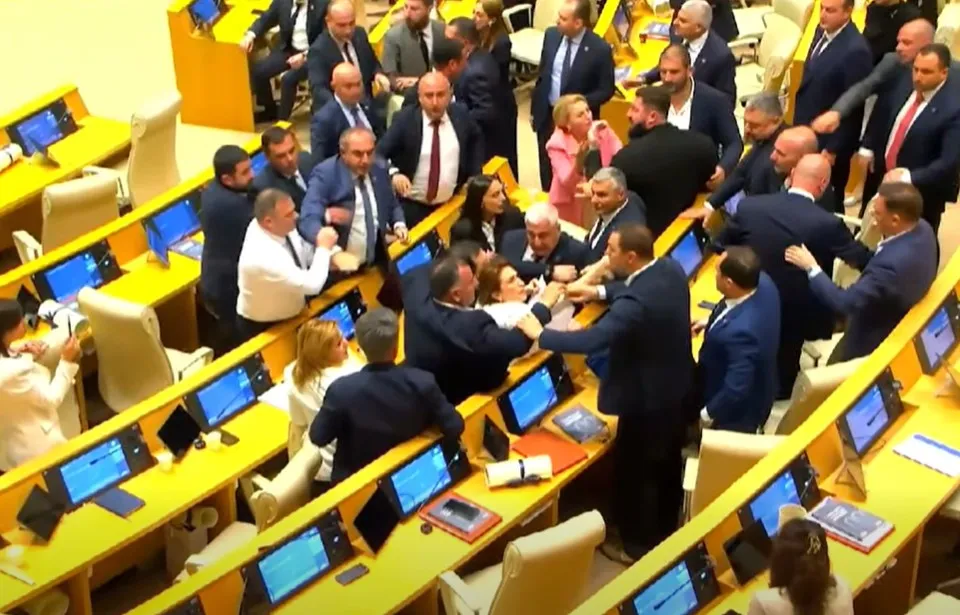 Tuča u parlamentu Gruzije tokom sjednice na kojoj je govorio premijer 
