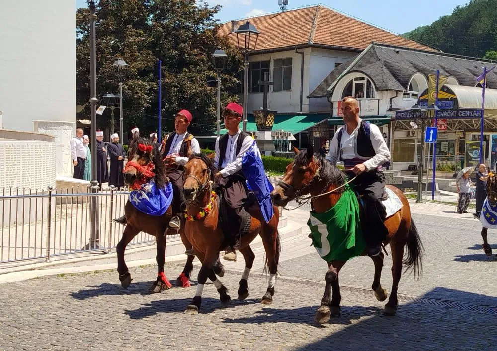 "516. dani Ajvatovice": Brojni posjetioci ispratili defile više od 300 konjanika u Donjem Vakufu