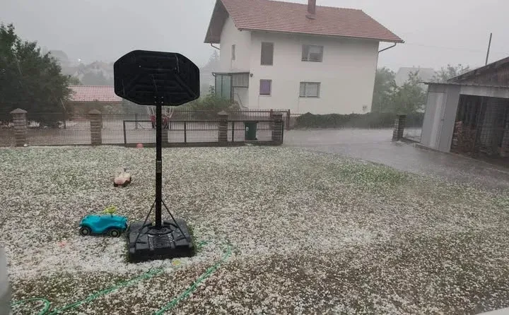Stiglo nevrijeme: Kiša, led i grmljavina zahvatili bh. grad