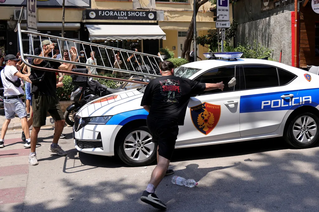 Desetine povrijeđenih nakon protesta u Tirani, demonstranti ne odustaju