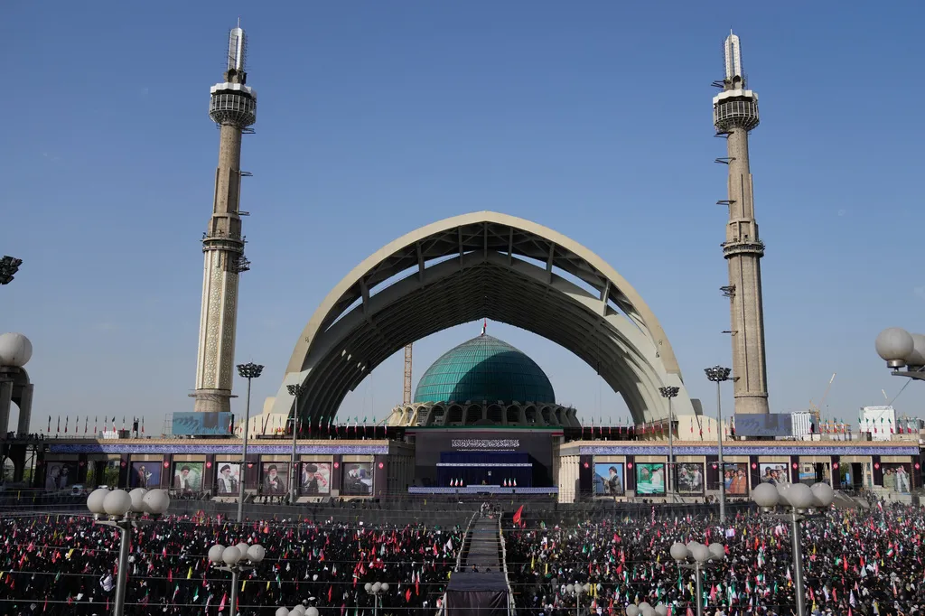 Teheran pod posebnim mjerama sigurnosti: Počele šestodnevne ceremonije sahrane Alija Khameneija