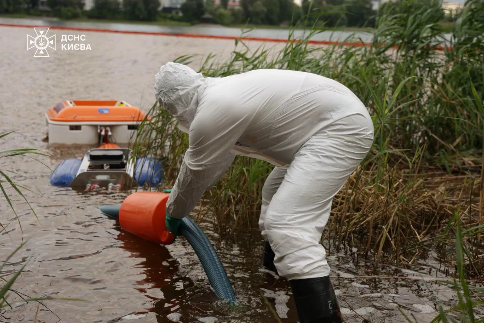 Više od 350 tona nafte se izlilo u jezero u Kijevu nakon što je Rusija pogodila benzinsku pumpu
