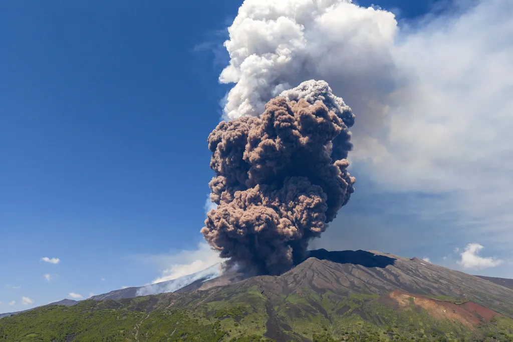 Erupcija Etne izazvala ograničenja u vazdušnom saobraćaju na Siciliji