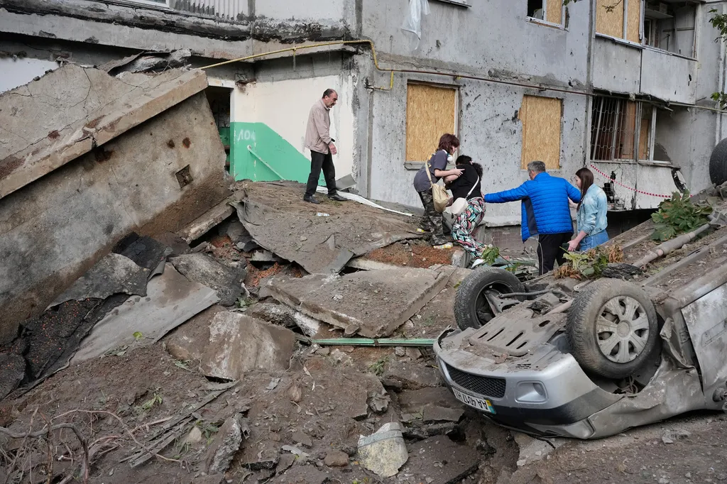 Kijev pod novim udarom: Devet osoba poginulo, ljudi zatrpani ispod ruševina