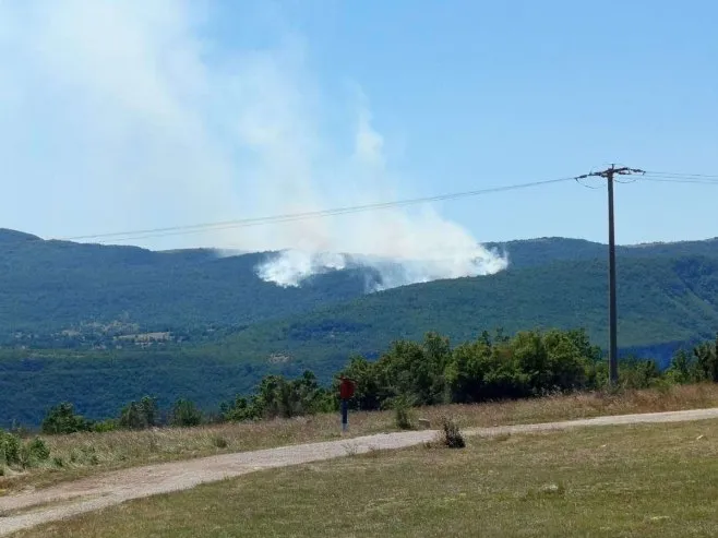 Četvrti dan borbe s vatrom u Drvaru: Požar zahvatio minsko polje
