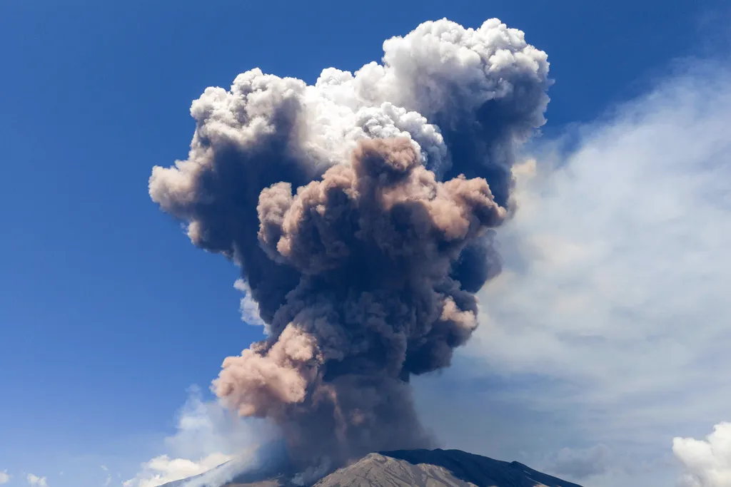 Etna izbacuje pepeo: Obustavljeni letovi u aerodromu u Cataniji