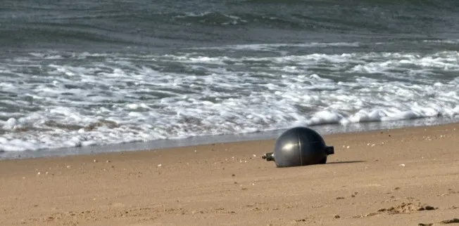 Šest misterioznih metalnih kugli isplivalo na plažu u Australiji