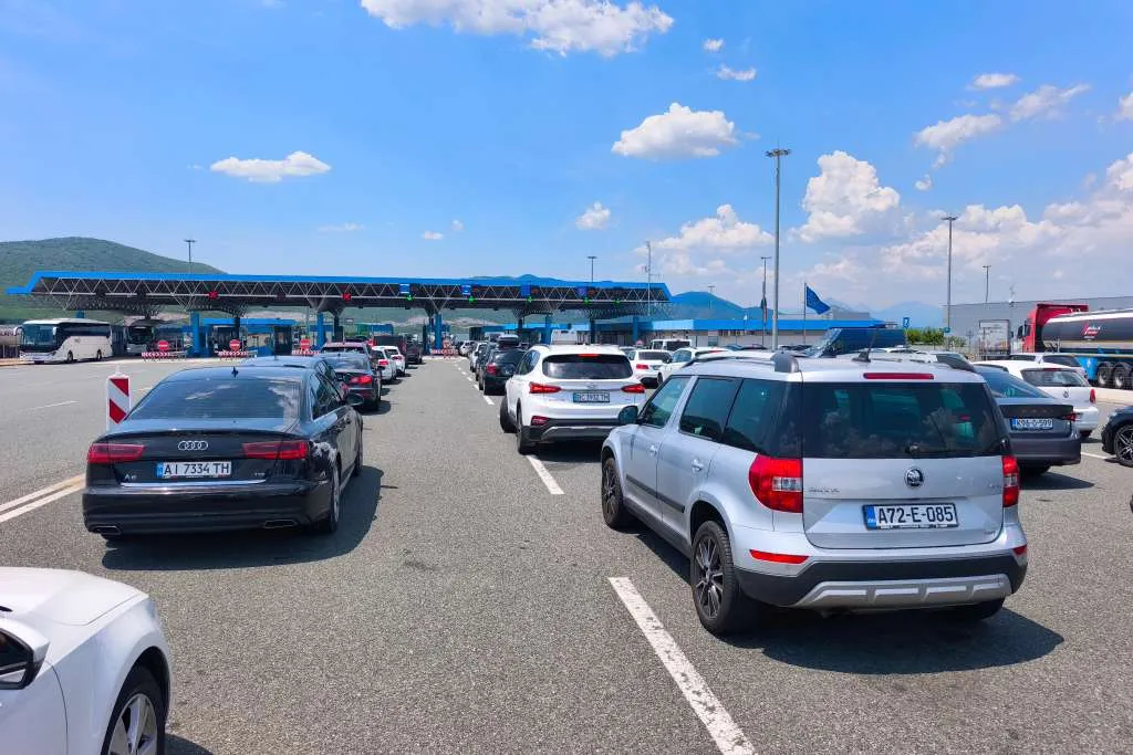 Duga kolona vozila na izlazu iz BiH na GP Izačić