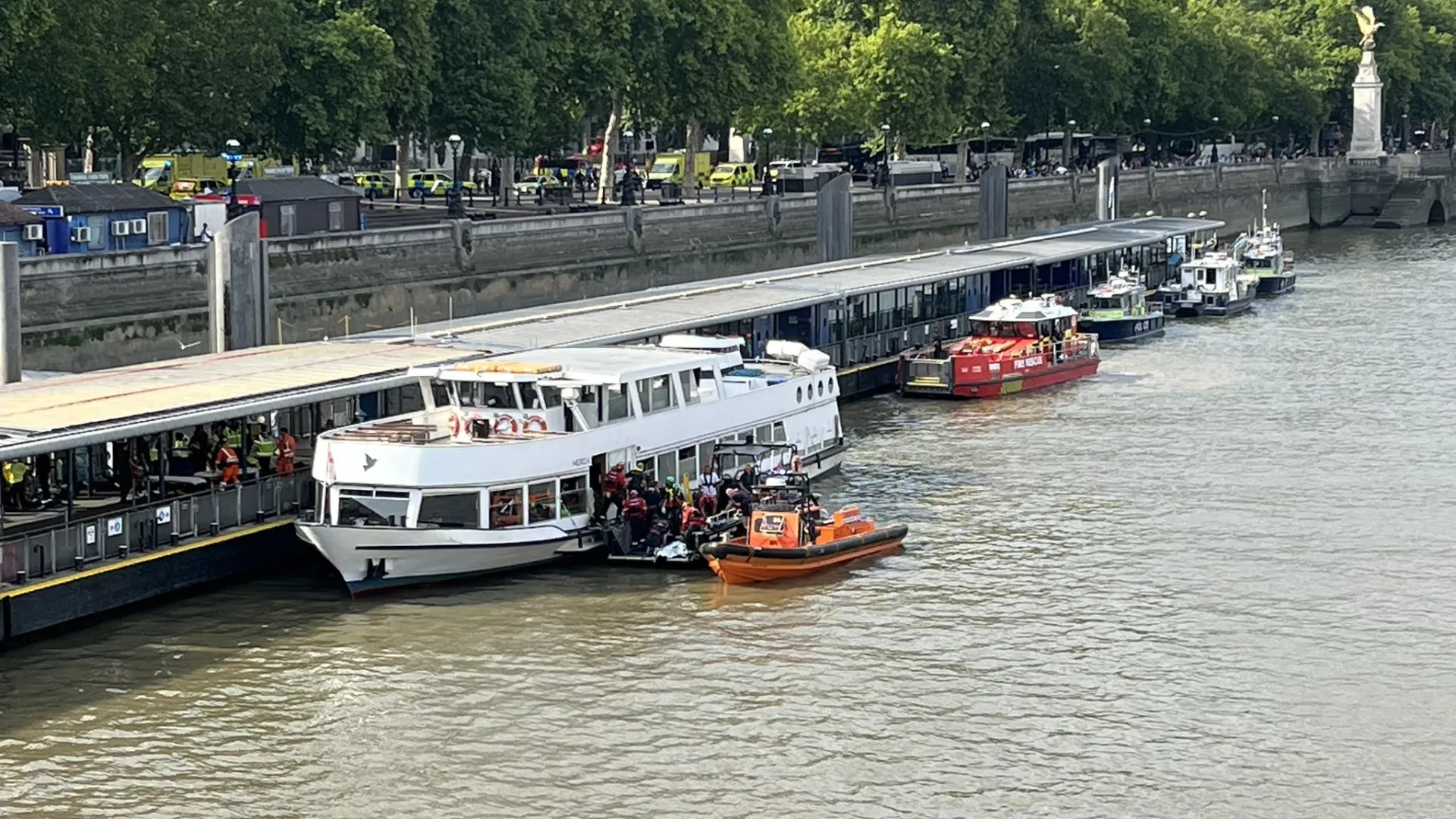 Pet policajaca povrijeđeno nakon što je čamac udario u most u Londonu