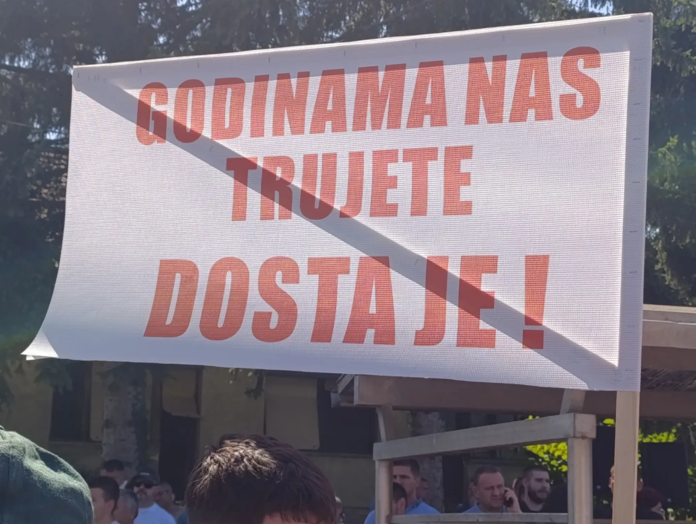 Protest mještana kod deponije u Ramićima: Nakratko blokirali magistralni put i traže hitno rješavanje problema